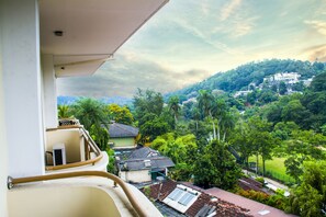 A balcony with a view of a residential area, including houses and greenery. - Hotel Lakefield (Kandy)