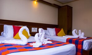 Minibar, desk, blackout curtains, soundproofing - Hotel Lakefield (Kandy)