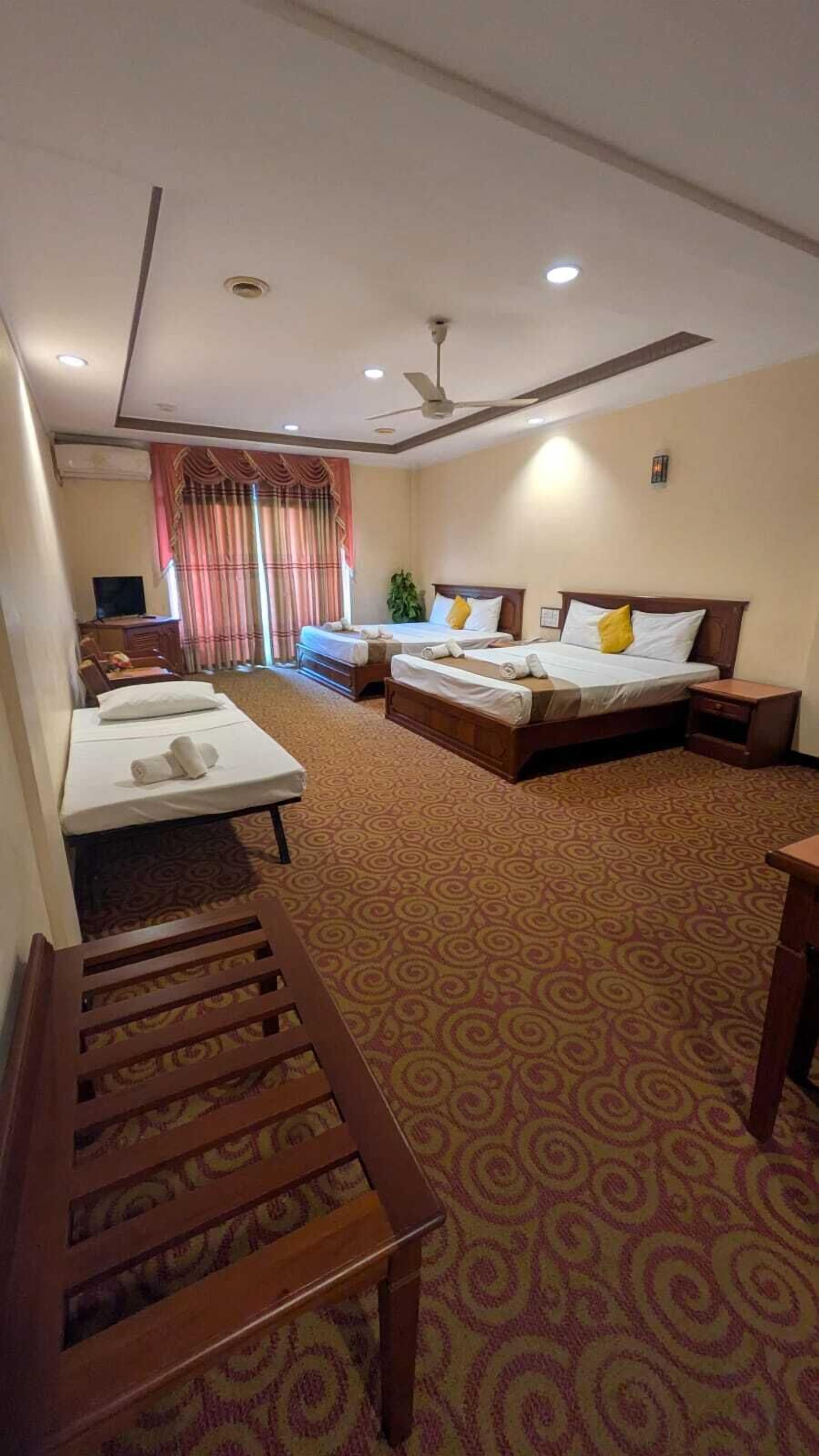 Deluxe Triple Room | Minibar, desk, blackout drapes, soundproofing