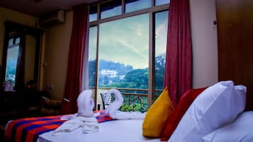 Quarto casal luxo, 1 quarto, para não fumantes, vista para o lago | Frigobar, escrivaninha, cortinas blackout, quartos à prova de som