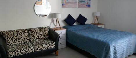 Een bureau, een strijkplank/strijkijzer, gratis wifi, beddengoed