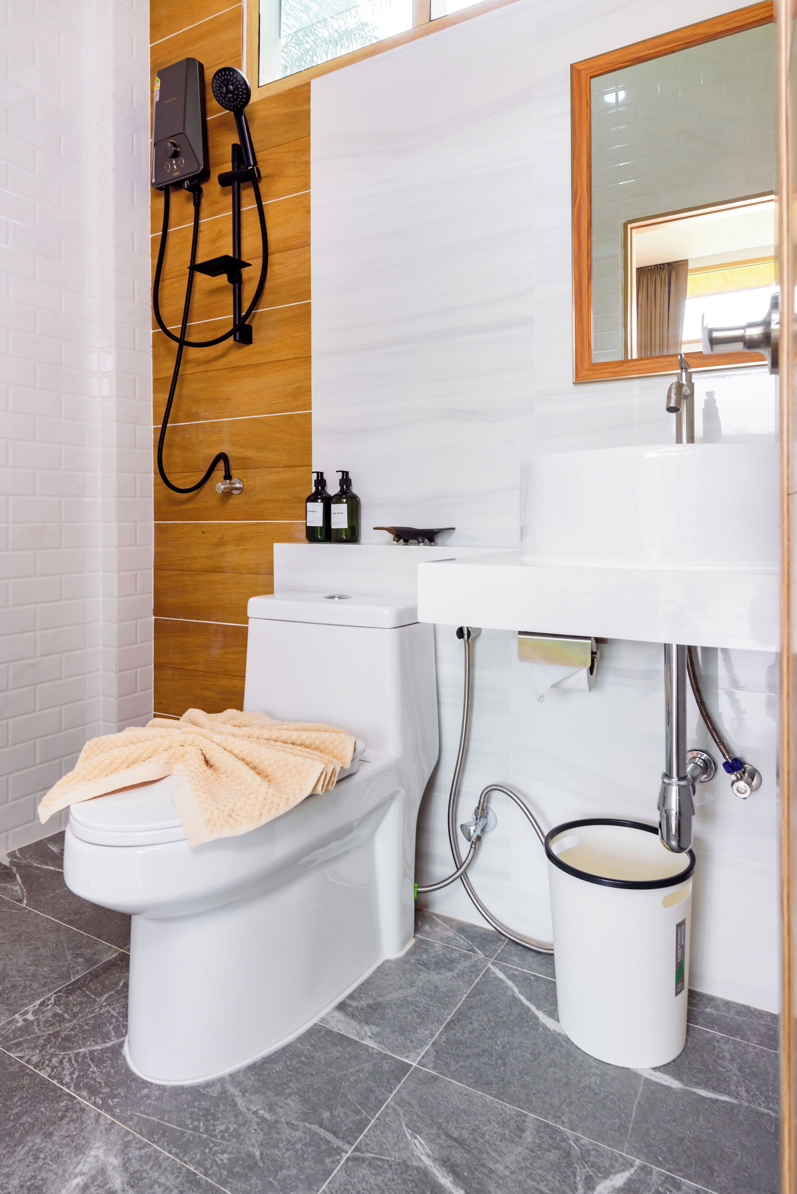 Un baño moderno con inodoro, bidé y lavamanos.