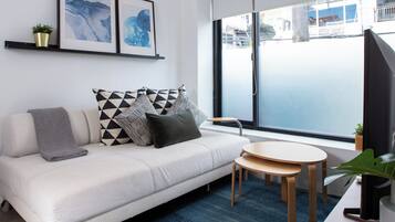 Apartemen Deluks, 1 kamar tidur, dapur | Area keluarga | Televisi layar datar 43-inci dengan saluran TV kabel dan TV LED