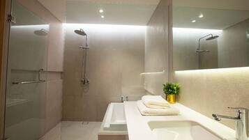 Apartemen Superior, 1 kamar tidur | Kamar mandi | Bathtub dan shower terpisah, bathtub besar, dan pancuran hujan