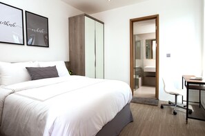 Leilighet – superior, 1 soverom | Skrivebord, skrivebord for bærbar PC og strykejern/-brett