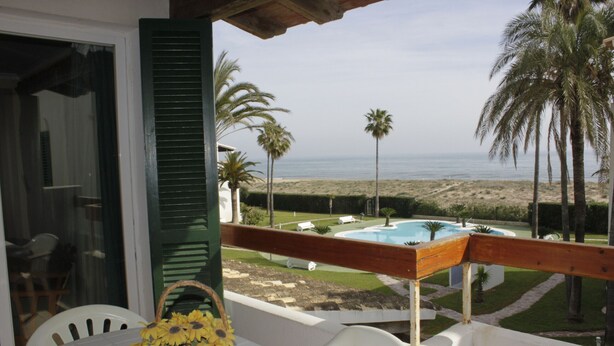 Ein Balkon mit Blick auf Strand und Pool.