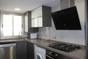 ثلاجة، ميكروويف، فرن، غسالة أطباق