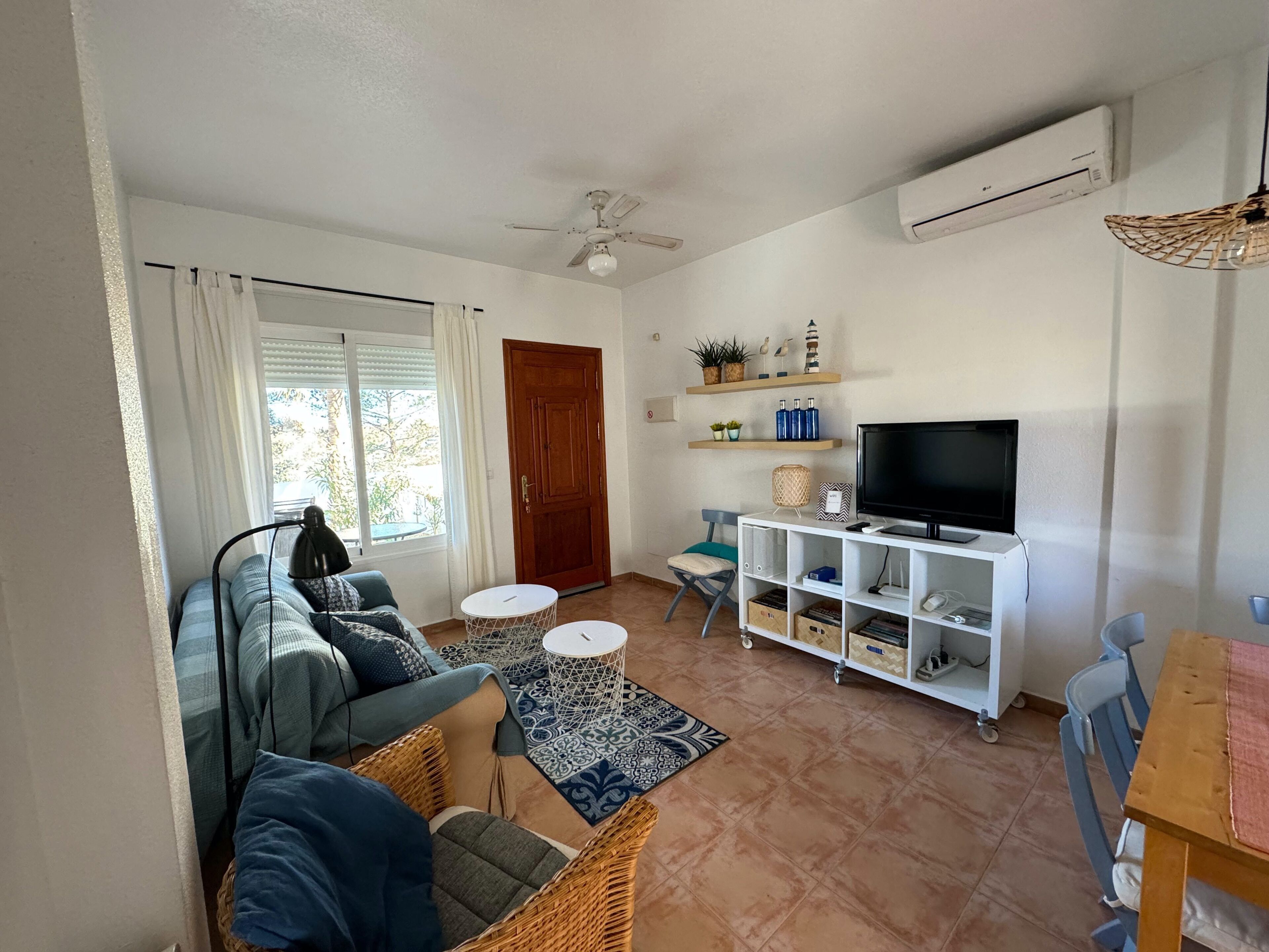 Älytelevisio, DVD-soitin, pöytäjalkapallopöytä, pöytätennispöytä