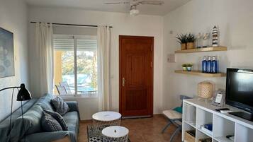 Älytelevisio, DVD-soitin, pöytäjalkapallopöytä, pöytätennispöytä