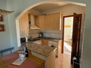 Refrigerador, microondas, horno, placa de cocina