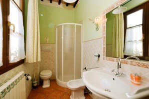 Regadera, secadora de cabello, bidet, toallas 
