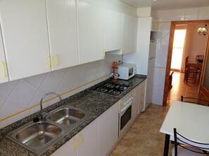 Een koelkast, een microgolfoven, een oven