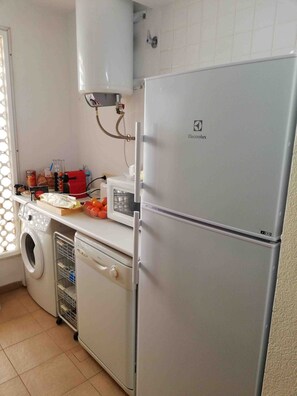 ثلاجة، ميكروويف، فرن، غسالة أطباق