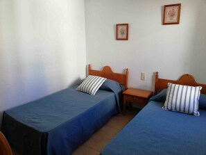 3 slaapkamers, een strijkplank/strijkijzer, gratis wifi, beddengoed