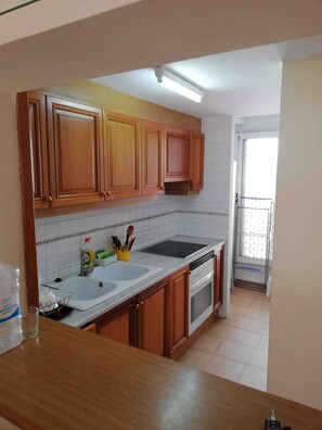 Een koelkast, een magnetron, een oven, een vaatwasser