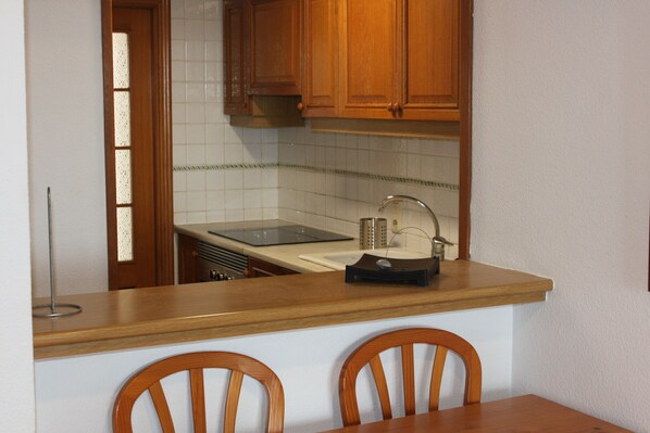 Fridge, microwave, oven, coffee/tea maker
