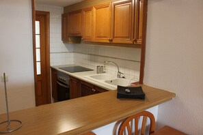 ثلاجة، ميكروويف، فرن، ماكينة لصنع القهوة/الشاي