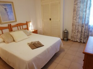 1 slaapkamer, een strijkplank/strijkijzer, gratis wifi, beddengoed