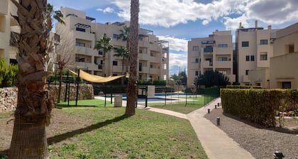 Appartement bien aménagé au premier étage avec grande terrasse panoramique.