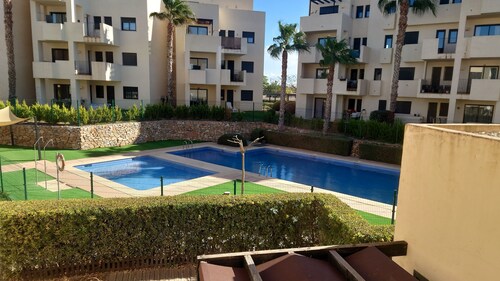 Appartement bien aménagé au premier étage avec grande terrasse panoramique.