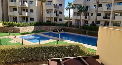 Appartement bien aménagé au premier étage avec grande terrasse panoramique.