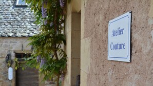 A sign reading "Atelier Couture" on a building wall. - Gite *** "La Cour pavée" (Sébrazac)