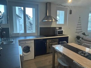 Réfrigérateur, micro-ondes, four, plaque de cuisson