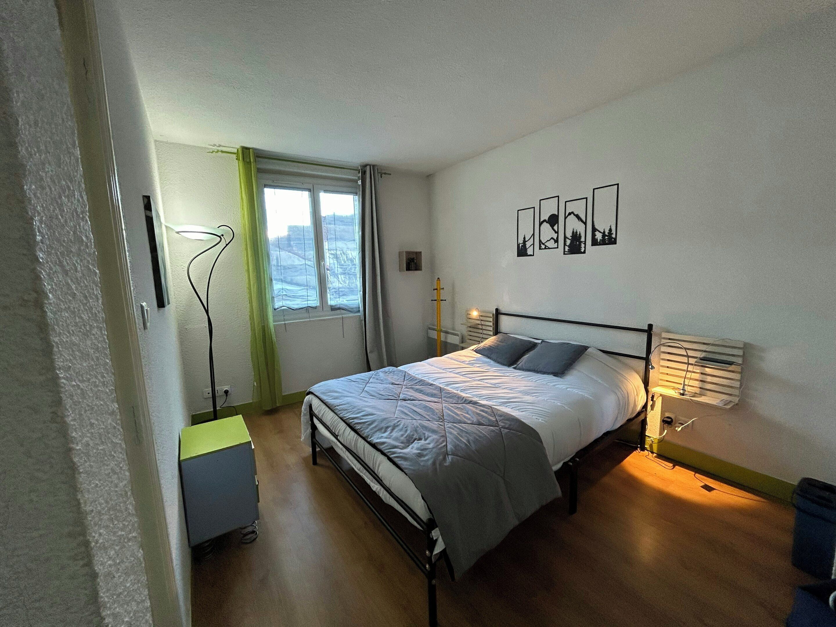 2 bedrooms, iron/ironing board, travel crib, free WiFi