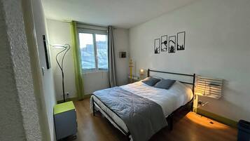 2 bedrooms, iron/ironing board, travel crib, free WiFi
