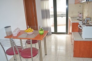 Kühlschrank, Ofen, Wasserkocher mit Kaffee-/Teezubehör, Wasserkocher