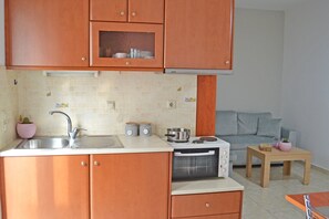 Kühlschrank, Ofen, Wasserkocher mit Kaffee-/Teezubehör, Wasserkocher