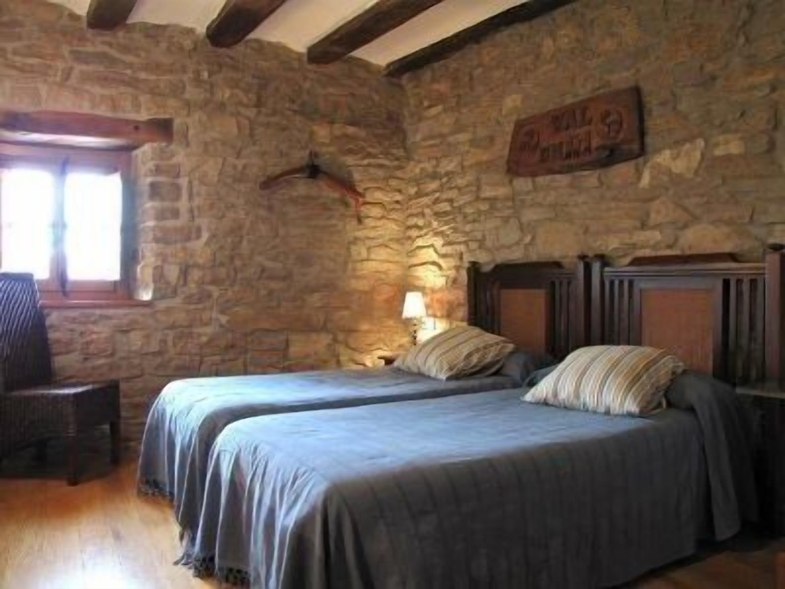 6 habitaciones, tabla de planchar con plancha, cuna de viaje y wifi 