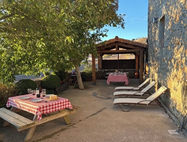 Outdoor dining - Leciaga Rural Cottage for 14 people (Goñi)