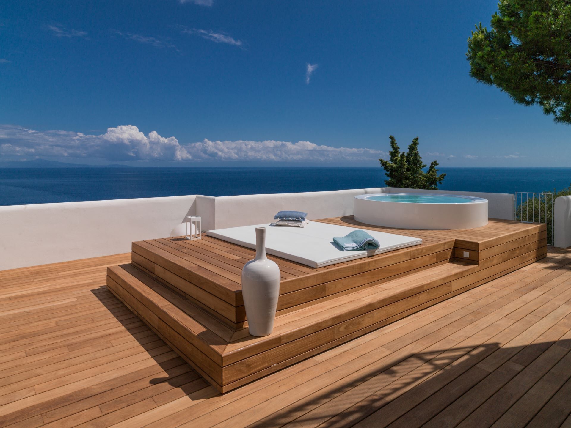 Outdoor spa tub