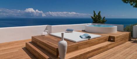 Outdoor spa tub