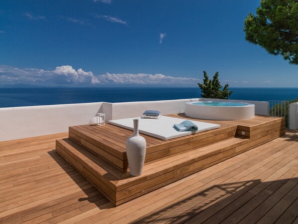 Outdoor spa tub