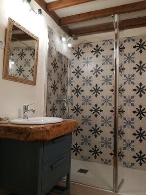 Douche, séchoir à cheveux, serviettes fournies, savon