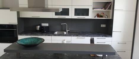 JÀÀkaappi, uuni, liesi, astianpesukone