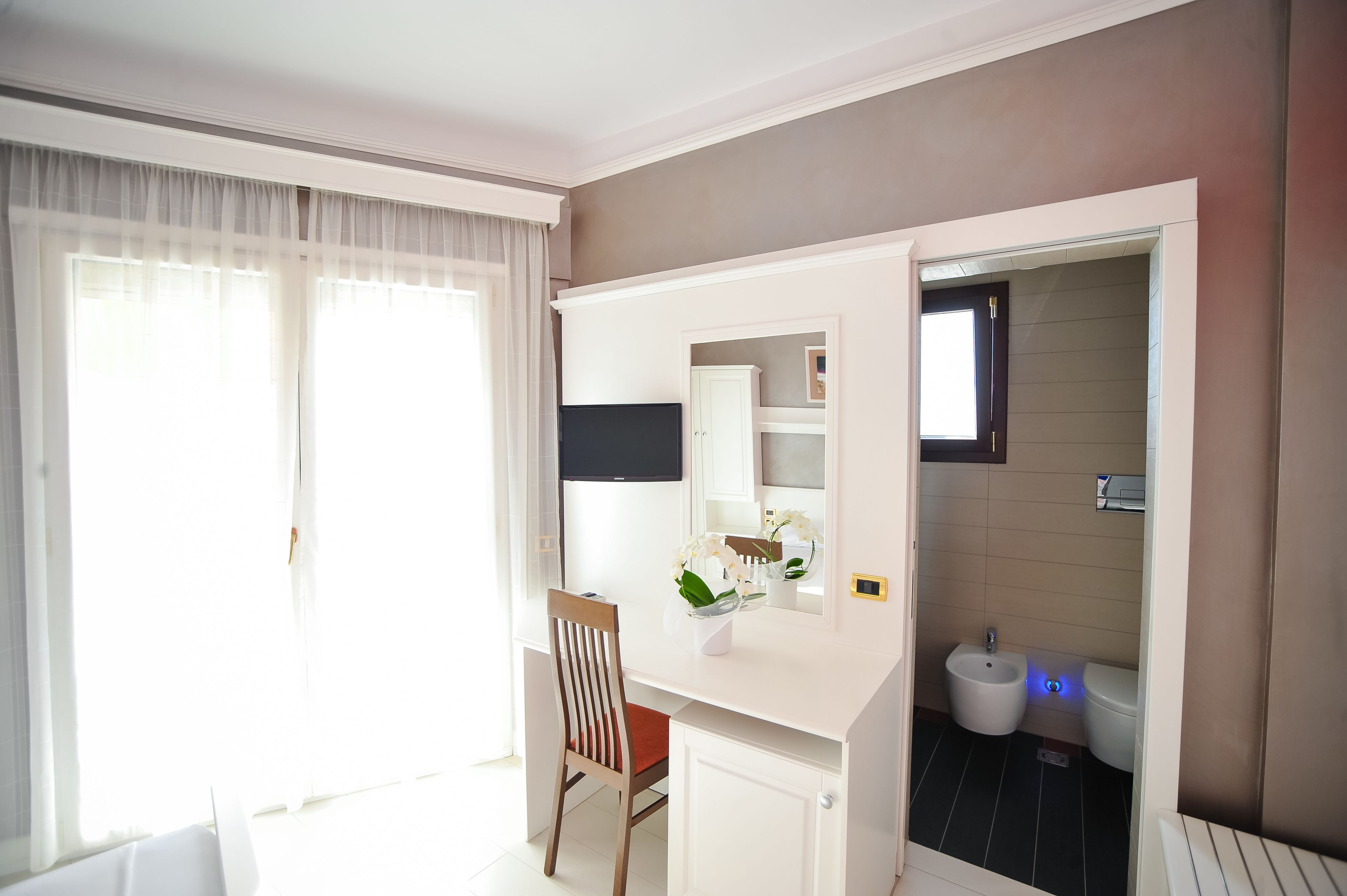 standard room, 1 queen bed, non smoking, sea view | 1 bedroom, minibar, in-room safe, desk