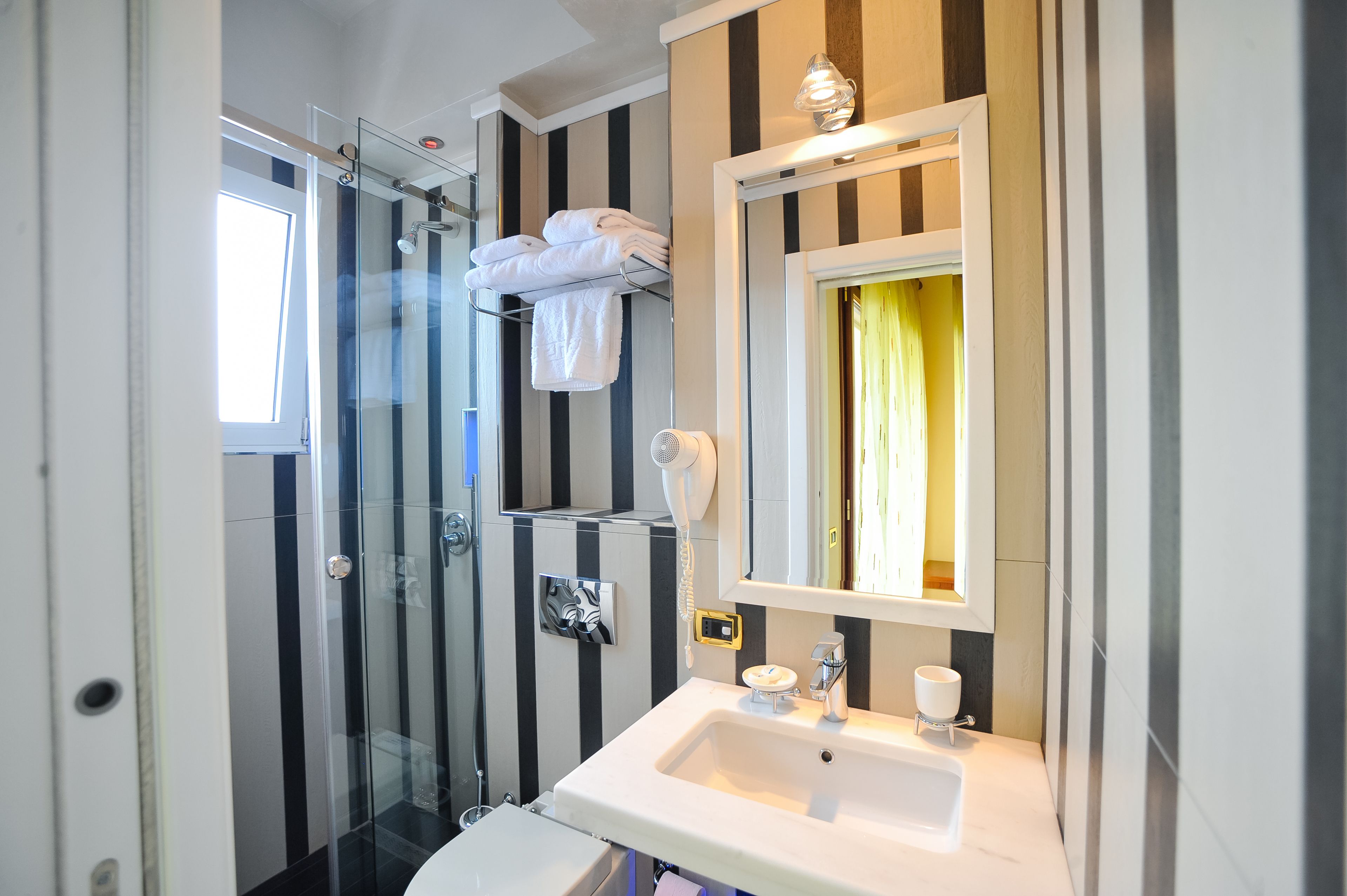 standard twin room, 2 single beds, non smoking, sea view | bathroom | shower, rainfall showerhead, free toiletries, hair dryer