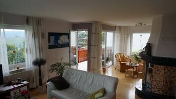 Smart TV, fireplace, stereo