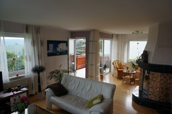 Smart-TV, Kamin, Stereoanlage