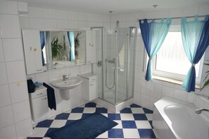 Bathtub, hair dryer, towels - Like new EFH for 6 pers. with garage in close proximity to Sorpesee (Langscheid)