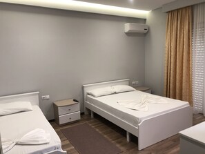 トリプルルーム | WiFi (無料)、ベッドシーツ