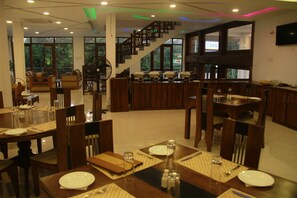 Breakfast, lunch, dinner served; local and international cuisine - Sanu Lagoon Resort & Spa (Tangalle)