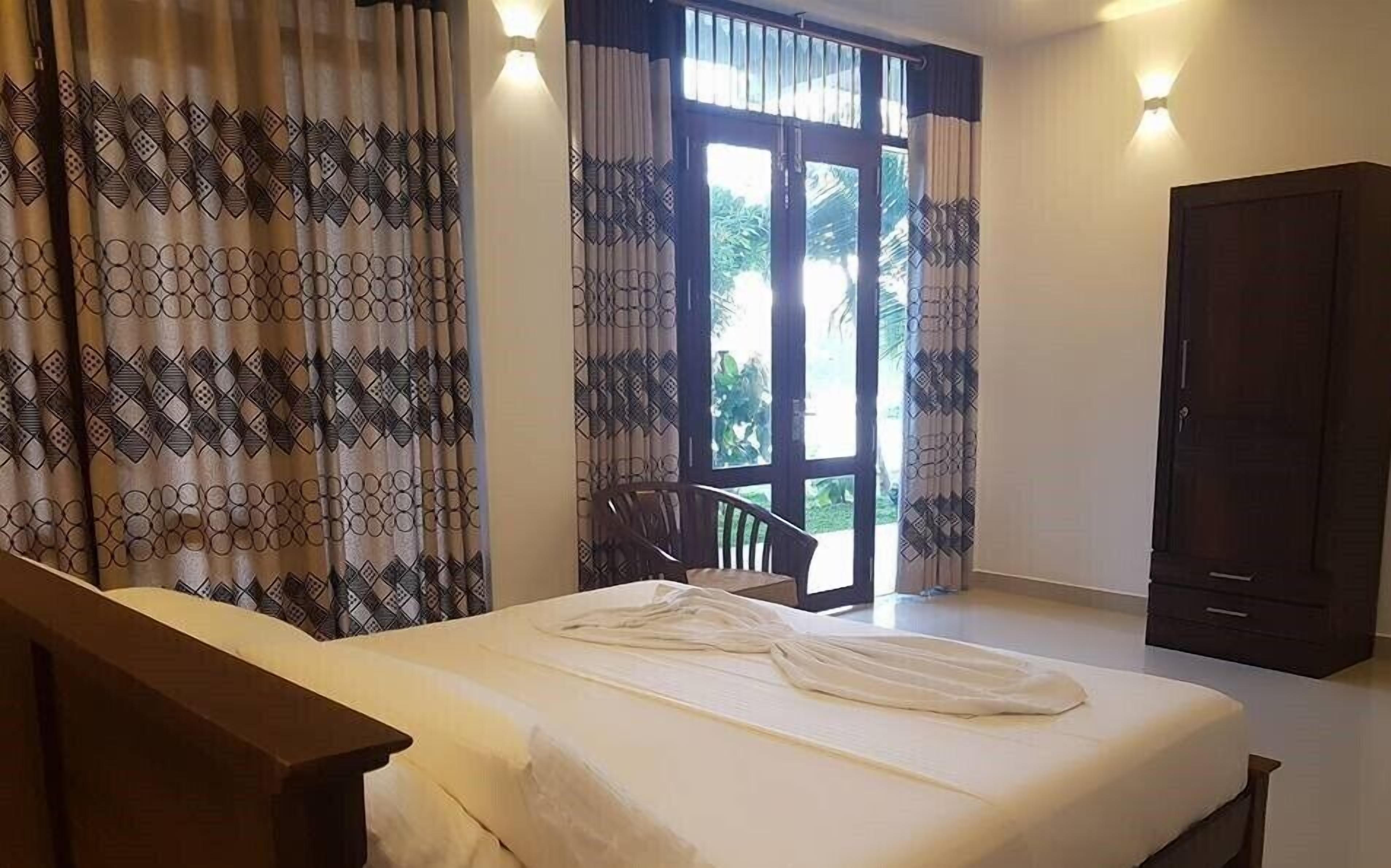 In-room safe, WiFi (free), bed sheets