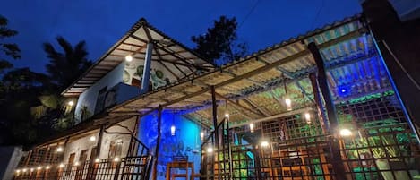 Fachada del alojamiento - Noche
