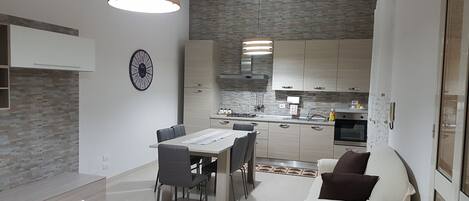 Kühlschrank, Ofen, Herdplatte, Kochgeschirr/Geschirr/Besteck