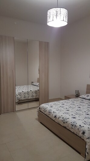 2 bedrooms, iron/ironing board, WiFi, bed sheets - At the home of Pamy, cozy and spacious, equipped with everything necessary. (SOLARINO)