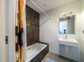 Combined shower/bathtub, hair dryer, towels